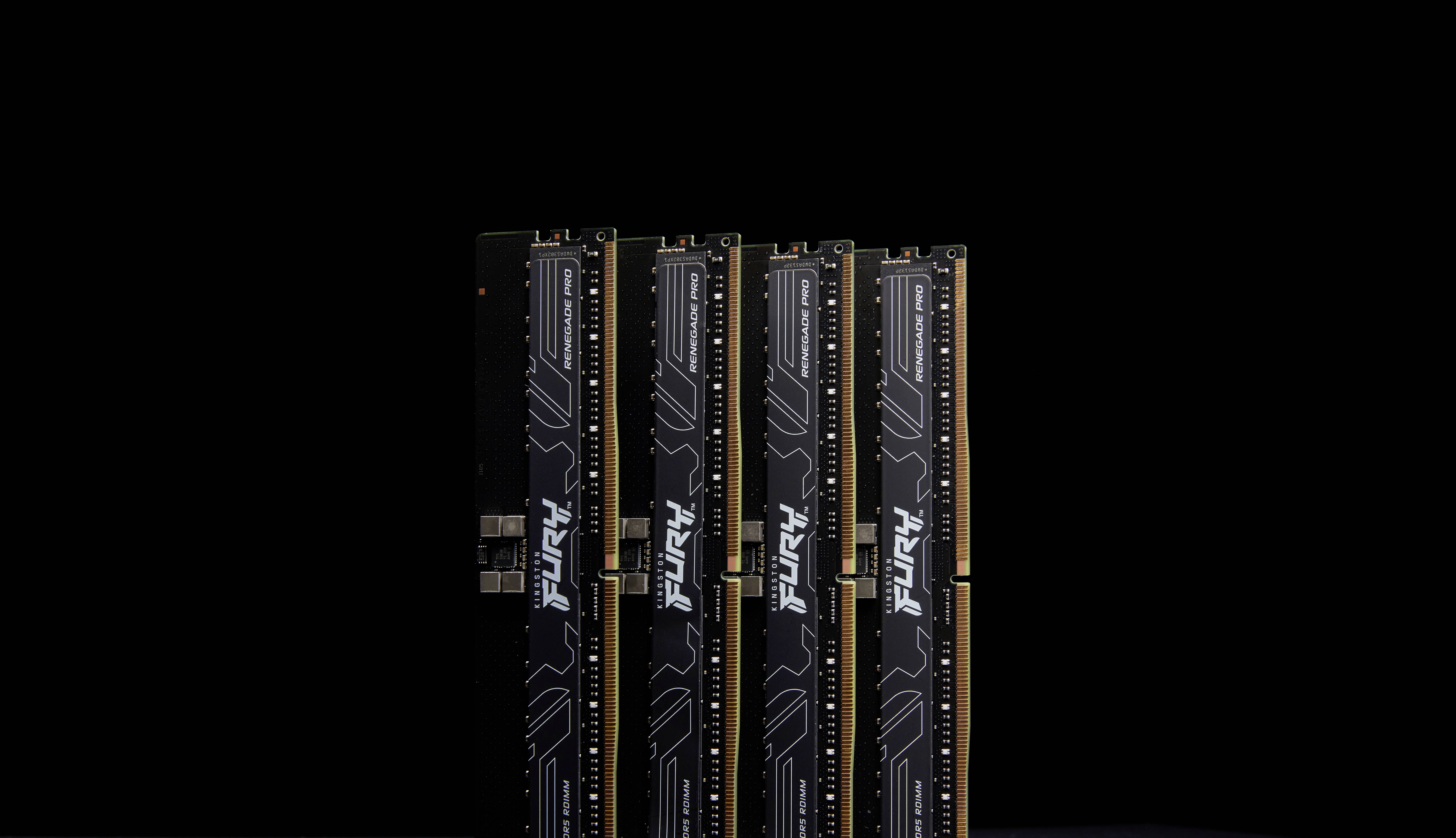 Cztery moduły RAM w czarnym designie stoją pionowo, z napisem 'Fury' na czarnym tle.