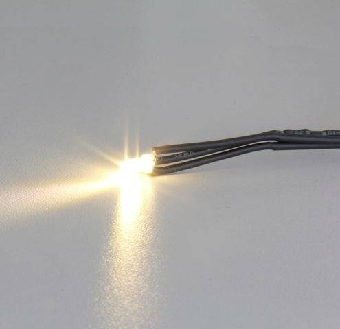 Elektryczny przewód wykazuje iskrzenie, co może wskazywać na potencjalny zwarcie.