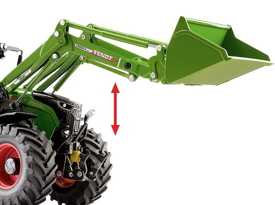 Zielony traktor zabawkowy z ruchomą łyżką, której wysokość może być regulowana za pomocą czerwonej strzałki podwójnej.