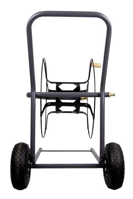 Czarny wózek na wąż ogrodowy z dwoma dużymi kołami i wysokim uchwytem, przeznaczony do transportu i nawijania węża ogrodowego.