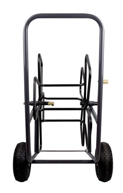 Metalowy wózek na węże ogrodowe z dużymi kołami, przeznaczony do transportu i przechowywania węży ogrodowych.