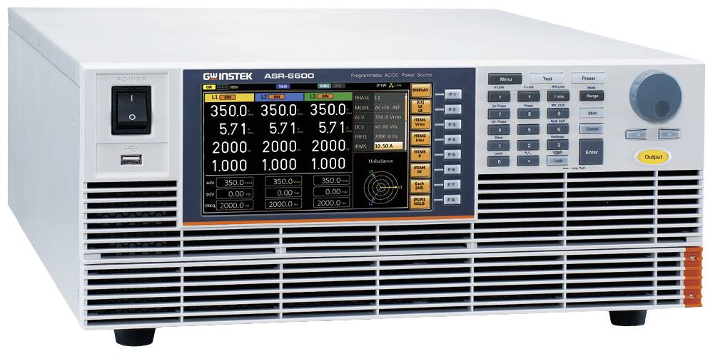 Programowalny zasilacz prądu przemiennego wyświetla na wyświetlaczu napięcia i częstotliwości. Widoczne są elementy sterujące i złącza.