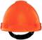 Pomarańczowy kask budowlany noszony przez robotników w celu zapewnienia bezpieczeństwa na terenie budowy.