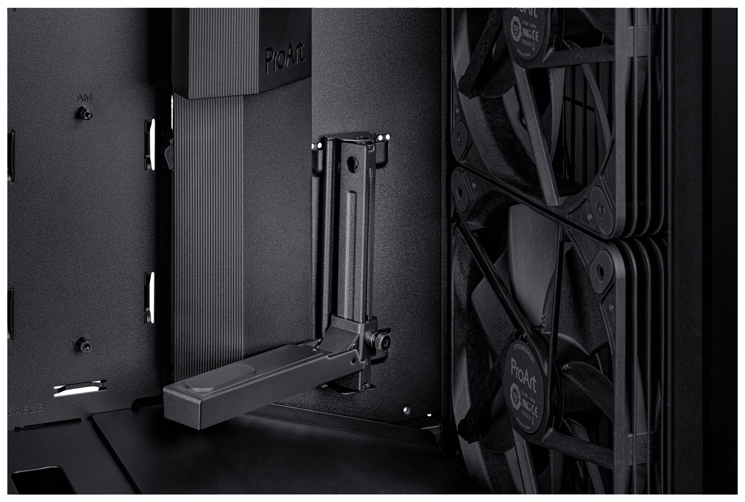 Widok wewnętrzny obudowy komputera z uchwytem na kartę graficzną oraz zamontowanymi wentylatorami po prawej stronie, zapewniającymi chłodzenie i stabilność.