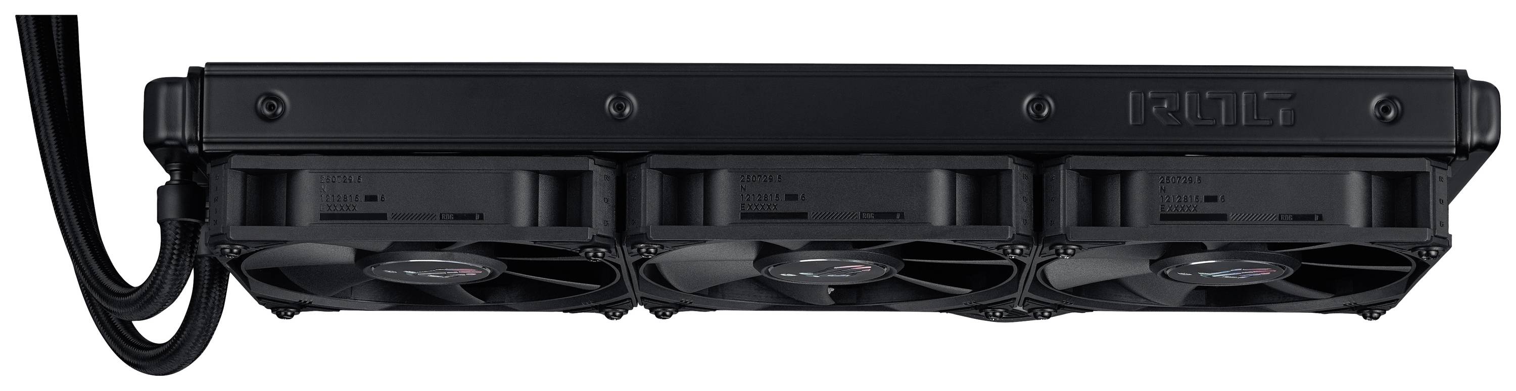 System chłodzenia z trzema wentylatorami ustawionymi w rzędzie. Czarna obudowa, idealna do odprowadzania ciepła z podzespołów komputerowych. Przewody po lewej stronie.