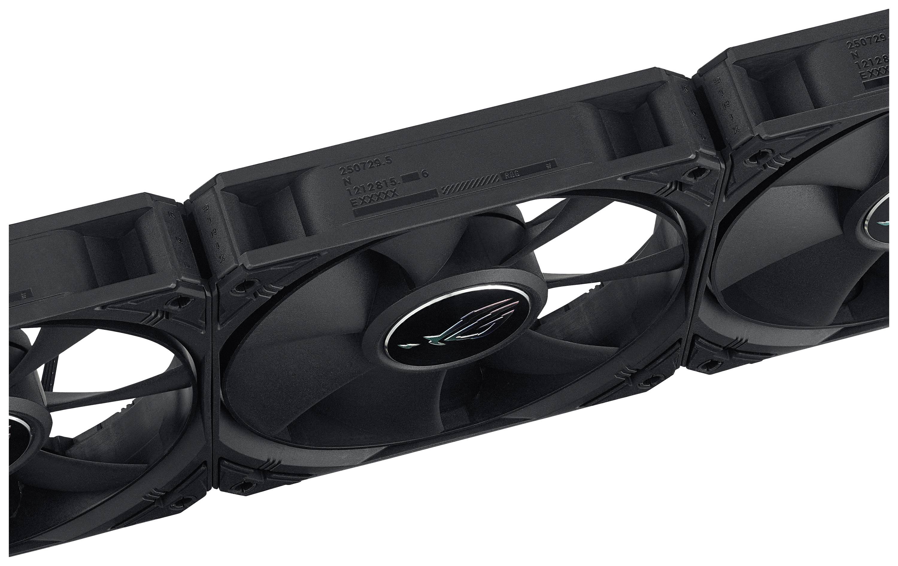 Trzy czarne wentylatory komputerowe ustawione w rzędzie, sfotografowane z boku. Na środku każdego z nich widnieje czarne logo.