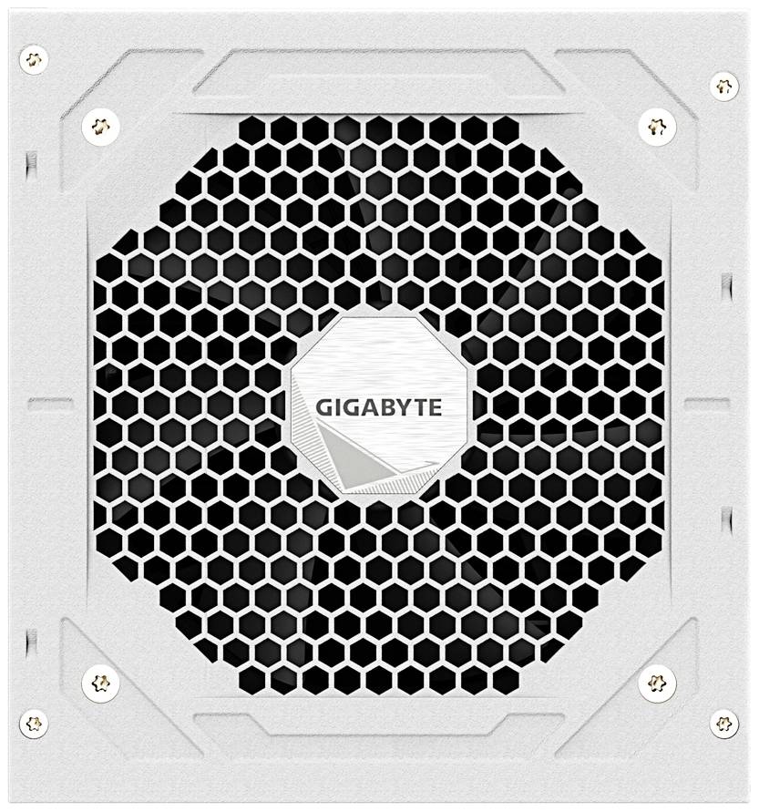 Zasilacz z sześciokątną kratką wentylacyjną i logo 'GIGABYTE' pośrodku.