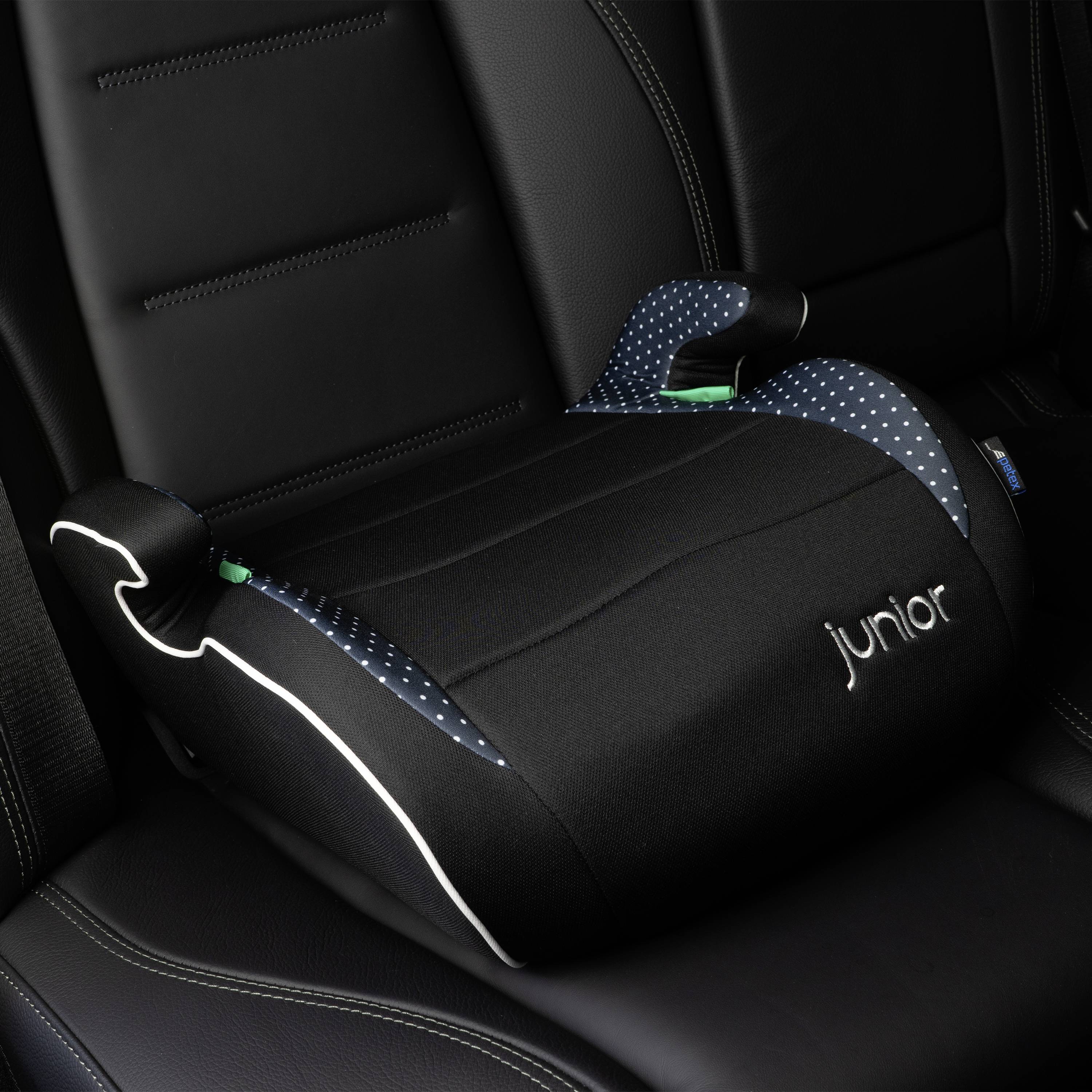 Podwyższenie siedziska dla dziecka na siedzeniu samochodowym. Głównie czarne z niebieskimi i białymi elementami. Haczyki zabezpieczające po bokach.