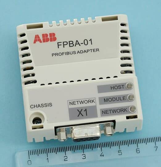 Biały adapter Profibus z napisem 'ABB FPBA-01'. Przód urządzenia prezentuje złącza hosta, modułu i sieci.
