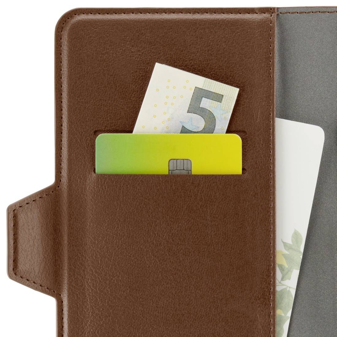 Brązowy skórzany portfel, częściowo otwarty. Wewnątrz widoczny zielony wkład na kartę chipową oraz banknot 5-euro.