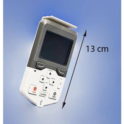 Przenośne urządzenie elektroniczne z wyświetlaczem i przyciskami, wysokości 13 cm, na niebieskim tle.