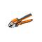 Szczypce zaciskowe z pomarańczowo-czarną rękojeścią. Używane do zagniatania kabli, na białym tle.