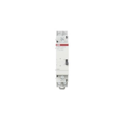 Elektryczny stycznik ze złączami śrubowymi. W lewym górnym rogu logo producenta. Odpowiedni do napięcia 220-240 V AC.