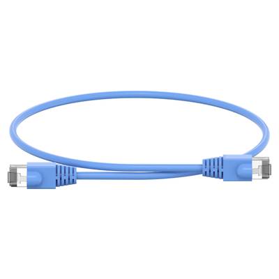 Niebieskie przewód Ethernet z dwoma wtyczkami na końcach, leży w lekko skręconej formie.