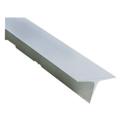 Srebrny kątownik aluminiowy, stosowany do wzmacniania lub zabezpieczania krawędzi w projektach budowlanych i majsterkowiczowskich.