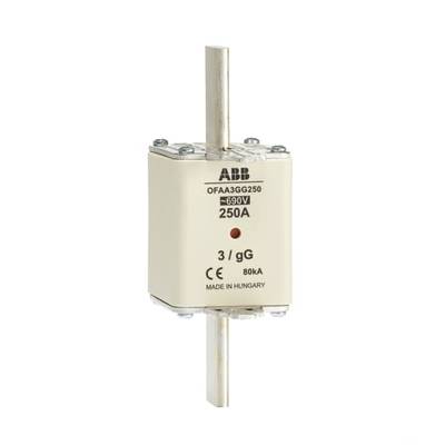 Wkładka bezpiecznikowa ABB, model OFAA3GG250, do 690V i 250A, pochodząca z Węgier. Typ 3/gG. Oznaczenie CE widoczne.