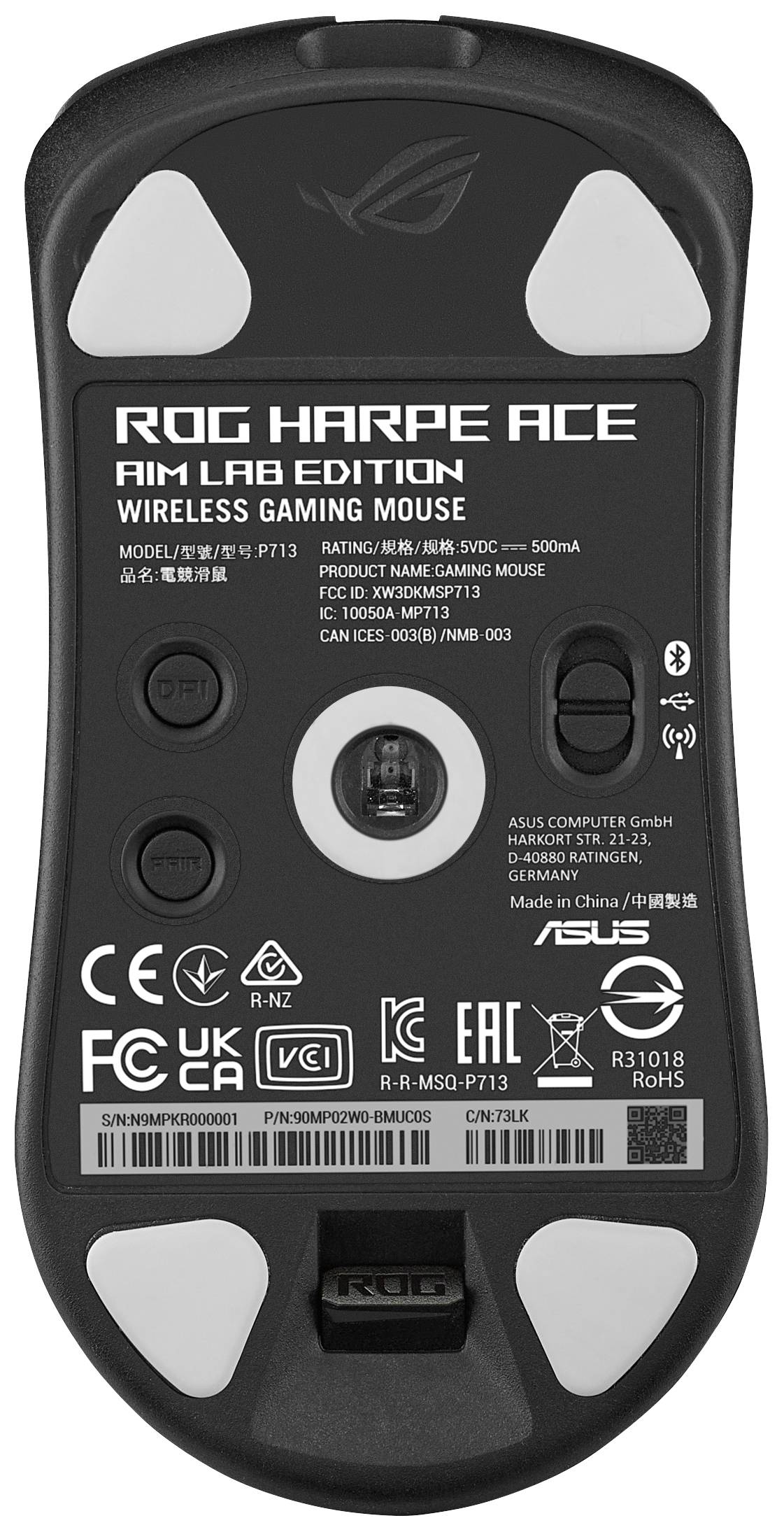 Spód bezprzewodowej myszki gamingowej 'ROG Harpe Ace Aim Lab Edition' z informacjami o modelu i certyfikacją.