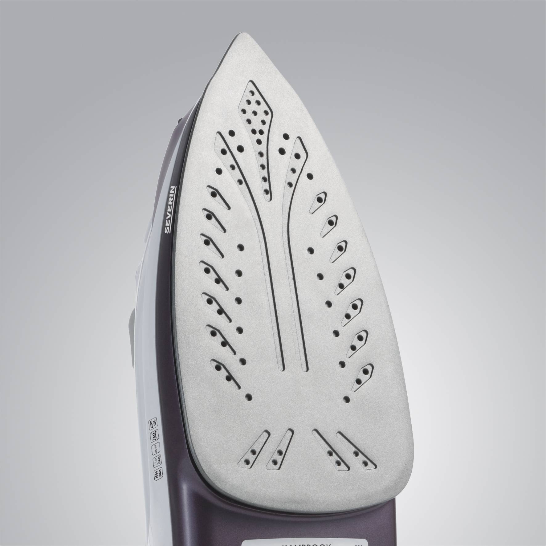 Srebrne żelazko z otworami parowymi na spodzie, na szarym tle.