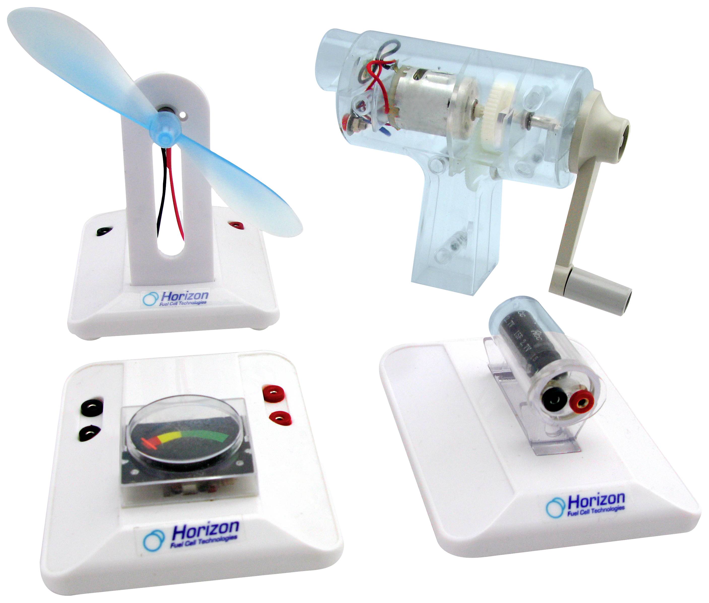 Cztery białe stojaki z tworzywa sztucznego wyposażone w śmigło, generator, przyrząd pomiarowy i uchwyt na baterię. Prezentacja technologii energii odnawialnej.