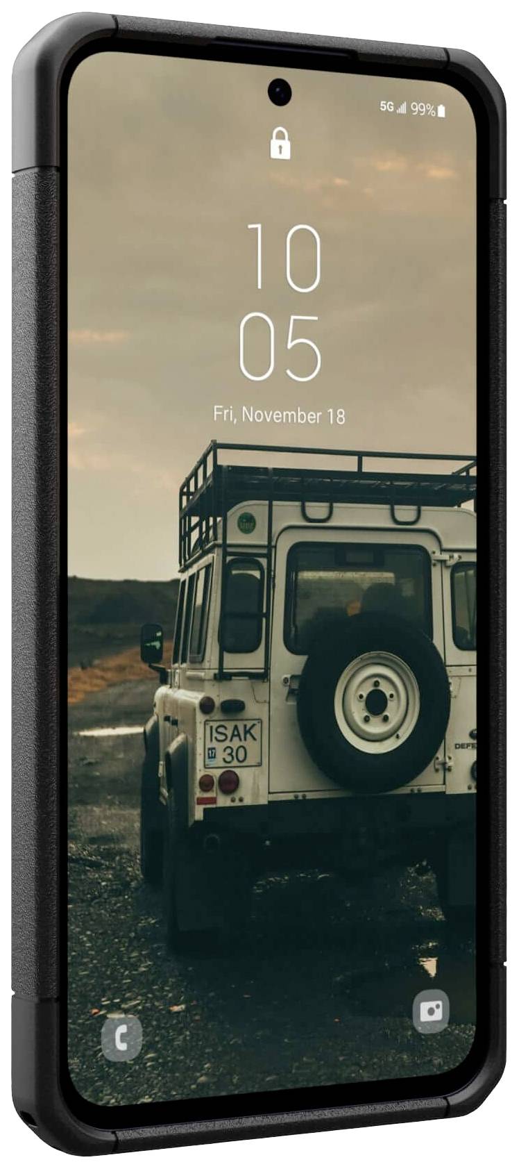 Smartfon z obrazem terenówki w krajobrazie na ekranie blokady. U góry godzina i data, poniżej ikony aplikacji.