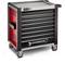 Wózek narzędziowy z siedmioma szufladami i uchwytem z boku; zamontowany na kółkach, z czarną przednią ścianką i czerwonym wnętrzem; widoczne logo marki.