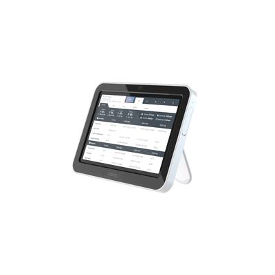 Tablet na podstawce wyświetla interfejs z tabelami, informacjami o czasie i pogodzie. Wygląda jak wyświetlacz informacyjny.