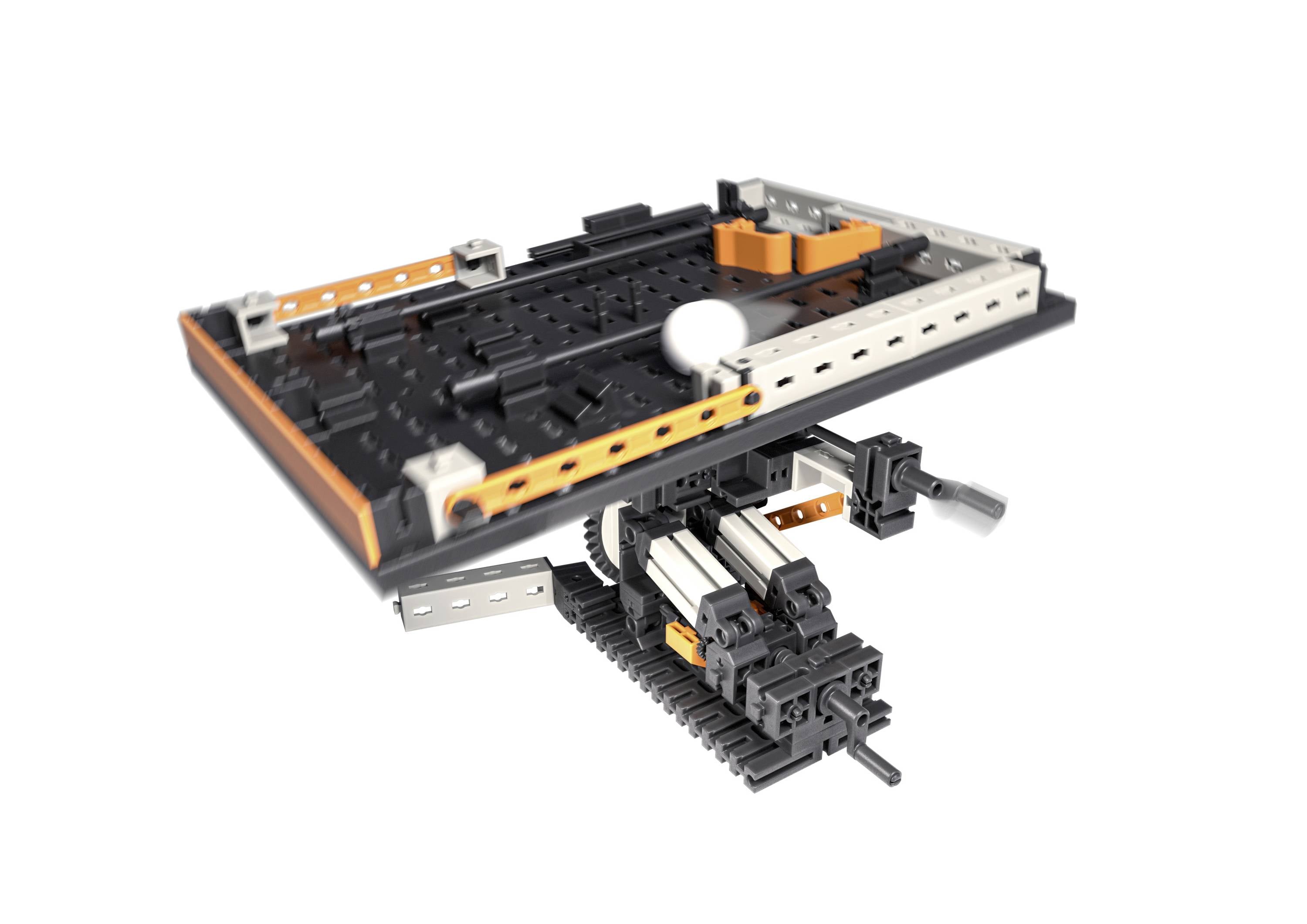 Model zbudowany z czarnych i pomarańczowych elementów, przedstawiający mechaniczną platformę z kołami zębatymi i szynami.