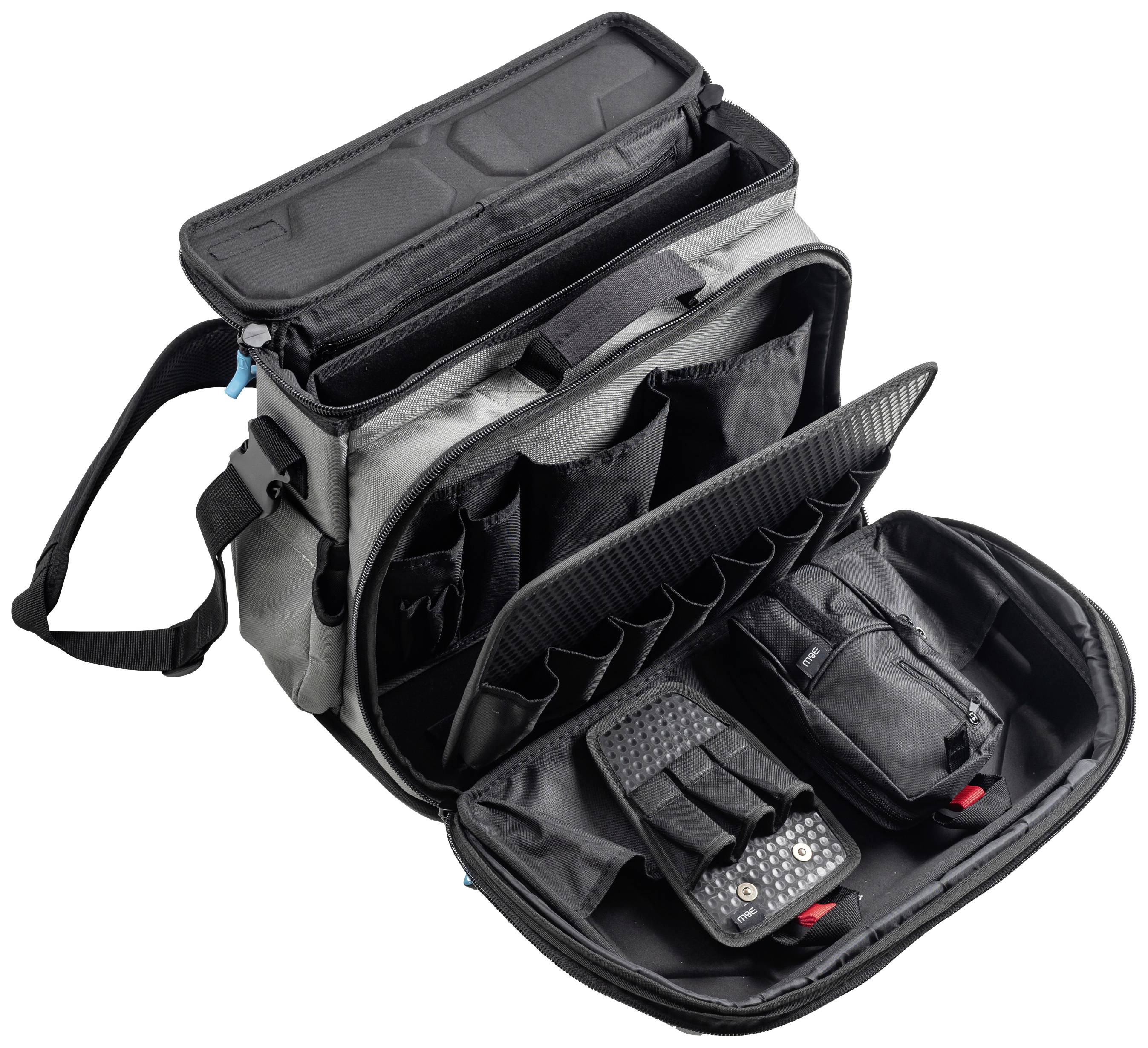 Szaro-czarna torba na aparat fotograficzny z otwartą główną komorą, kilkoma przegródkami i kieszeniami na sprzęt fotograficzny, z paskiem na ramię po boku.