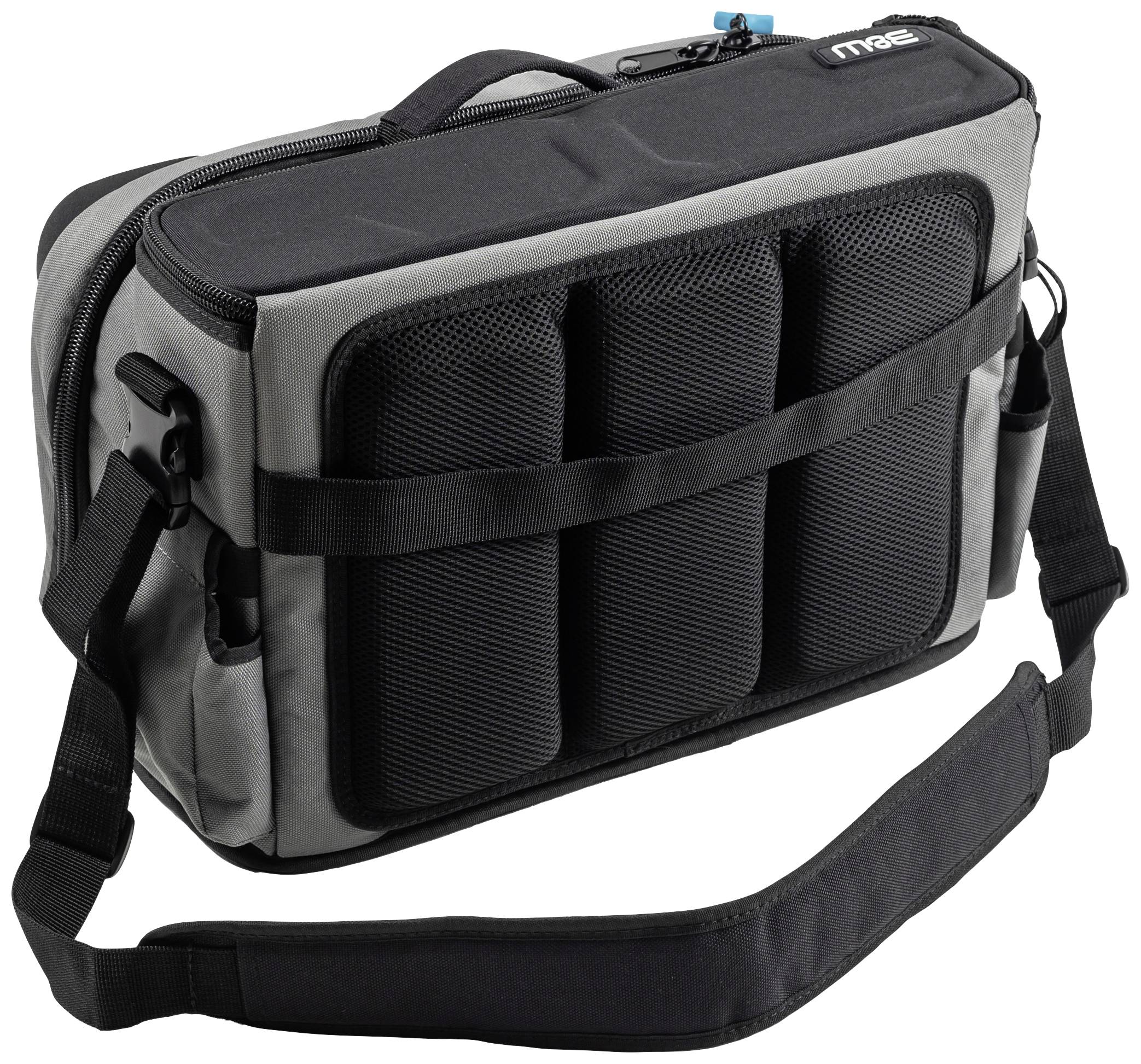 Czarna i szara torba na ramię z wieloma wyściełanymi przegródkami i szerokim paskiem na ramię.