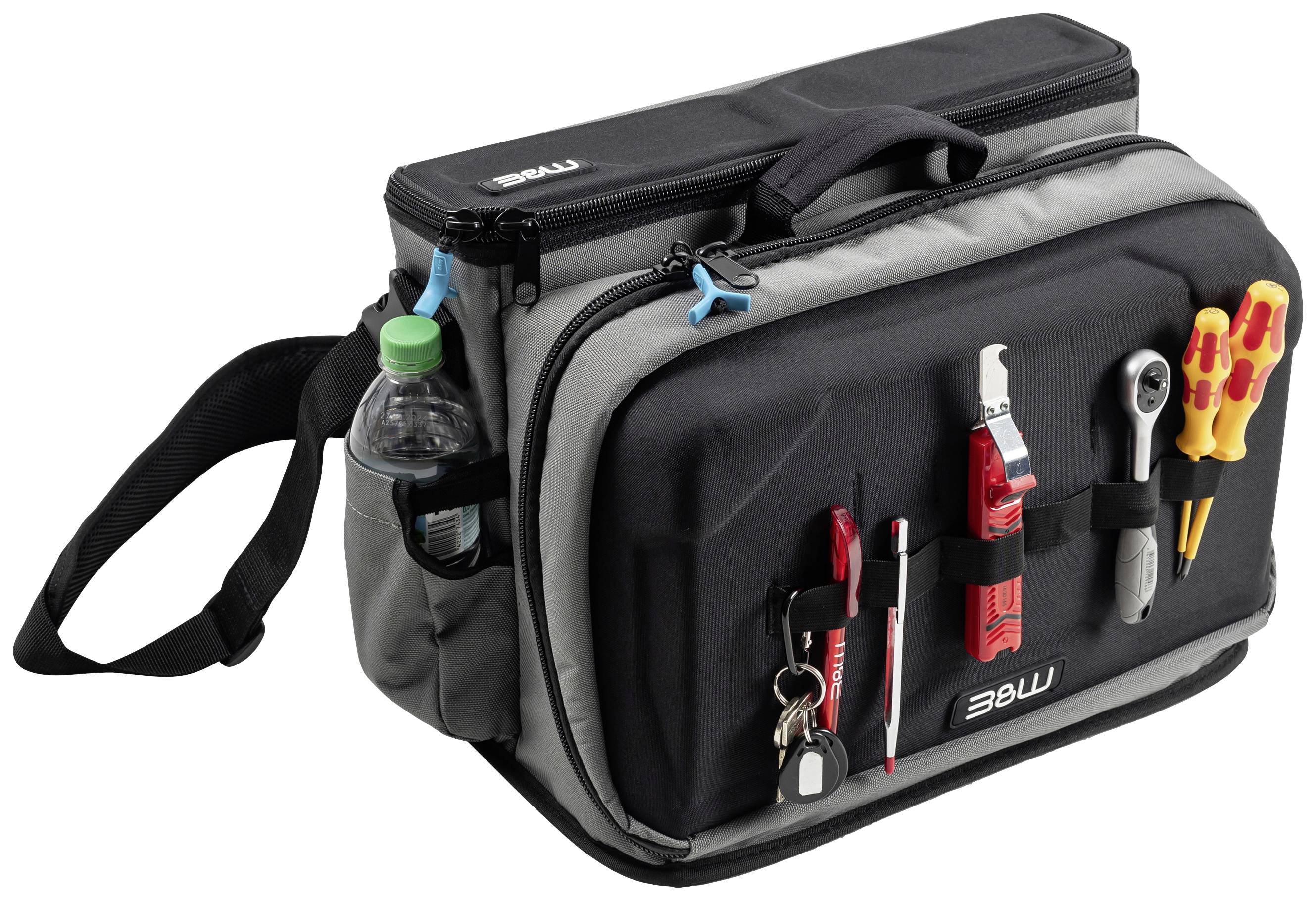 Czarna torba na narzędzia z zamkiem błyskawicznym, wyposażona w śrubokręt, szczypce i butelkę wody w bocznej kieszeni.