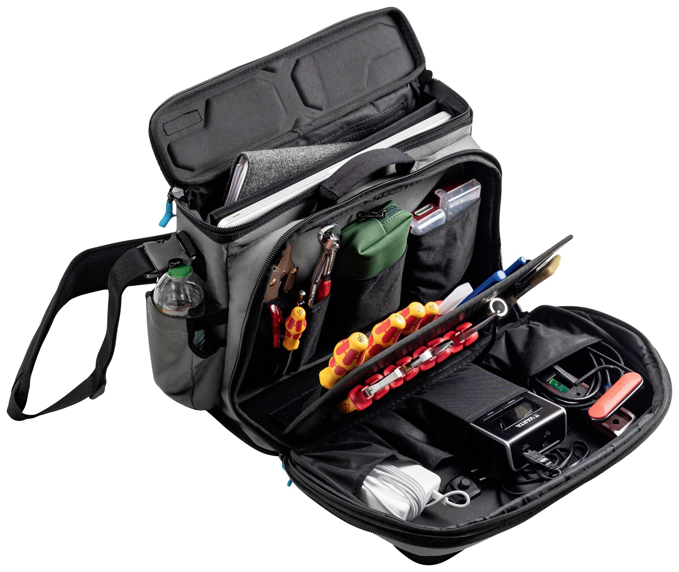 Otwarta torba na narzędzia z wkrętakami, zielonym pojemnikiem, kablami, butelką wody i czarnym kablem do ładowania.