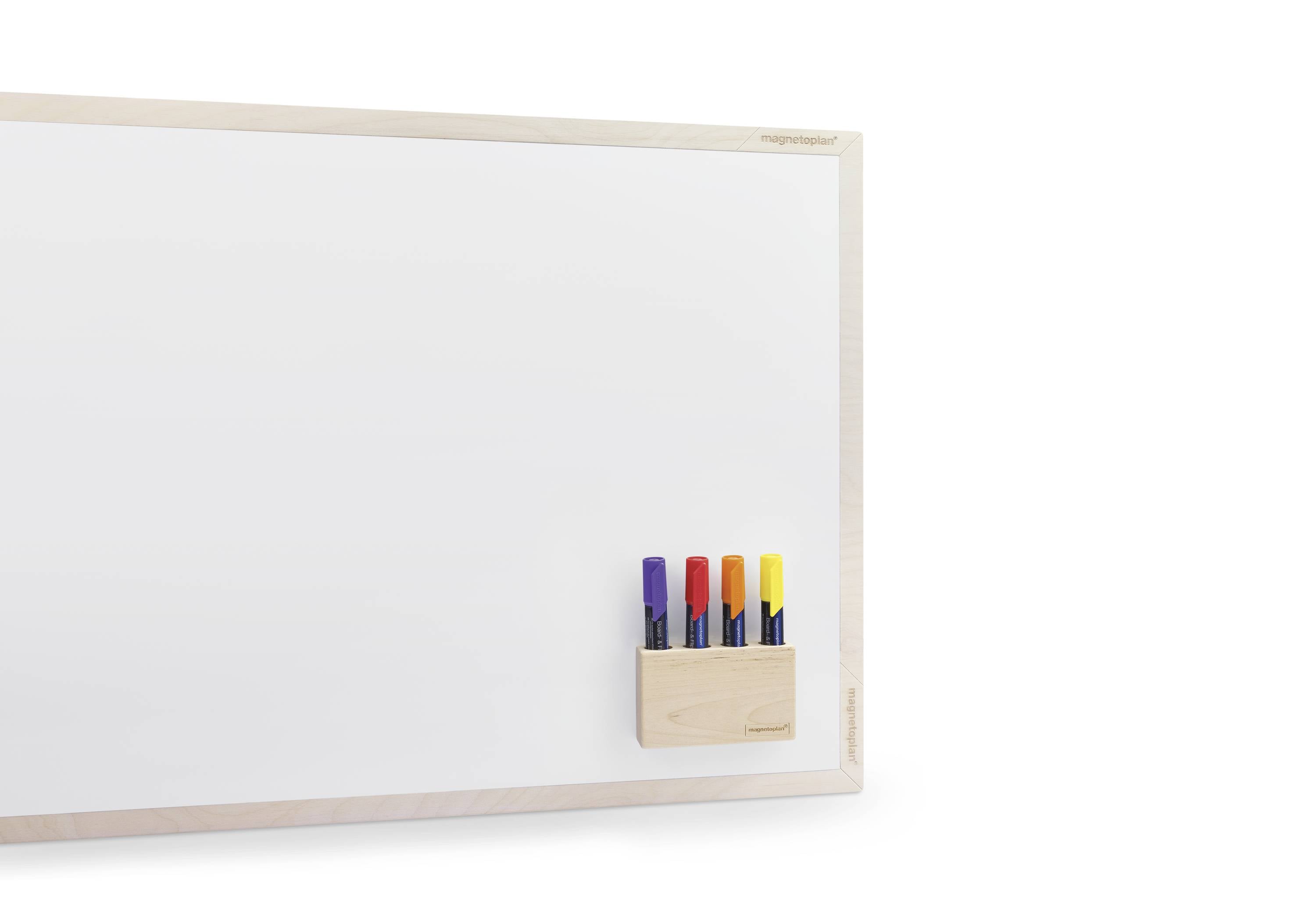 Biała tablica suchościeralna z drewnianym pojemnikiem w prawym dolnym rogu, przechowującym kolorowe markery.