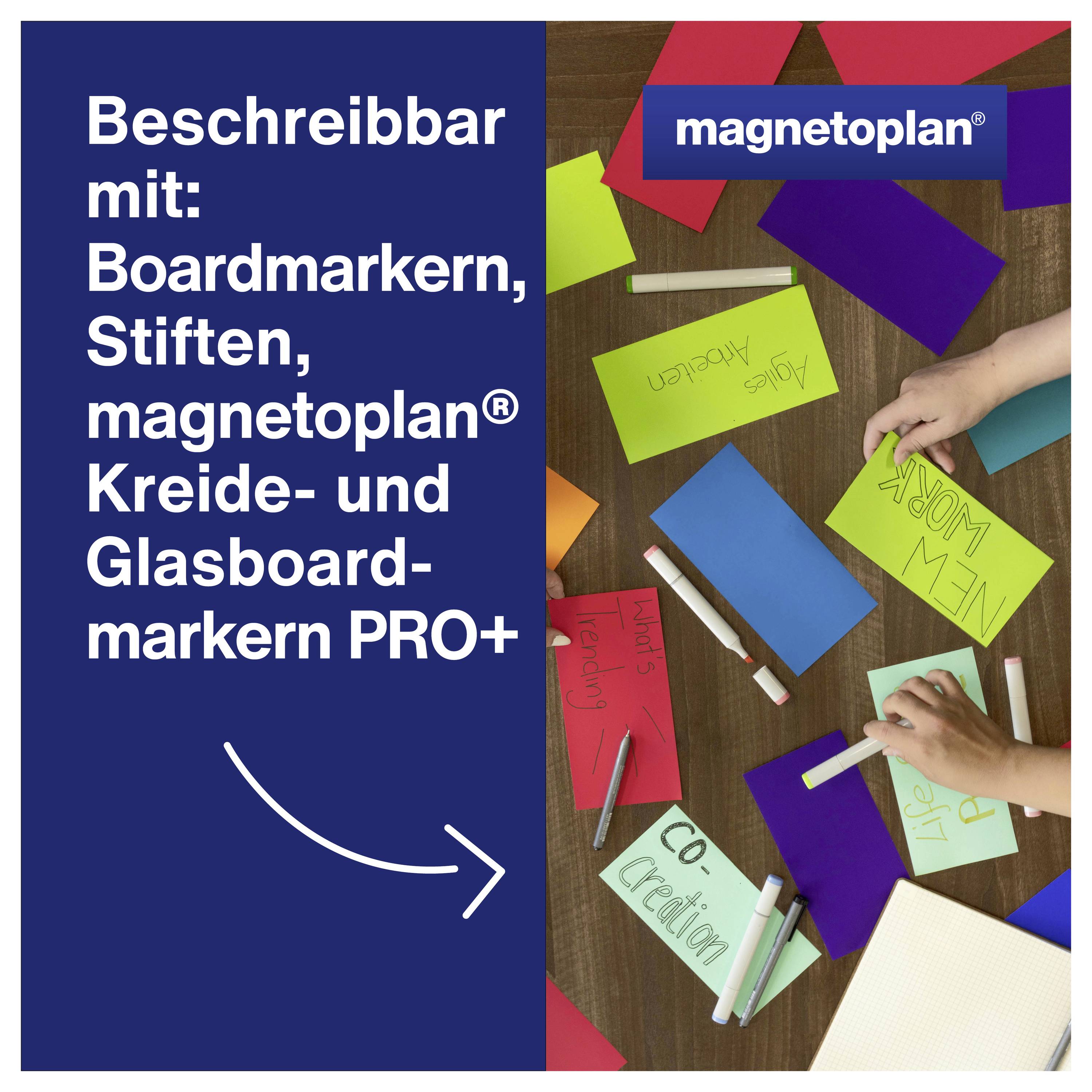 'Do opisania: markerami tablicowymi, piórkami, kredą magnetoplan® oraz markerami do tablic szklanych PRO+' widnieje na ciemnoniebieskiej tablicy. Obok leżą kolorowe karteczki na stole.