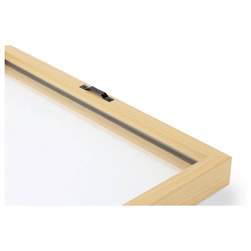 Jasny, drewniany narożnik ramy na zdjęcia ze szkłem i metalowymi mocowaniami przy górnej krawędzi.