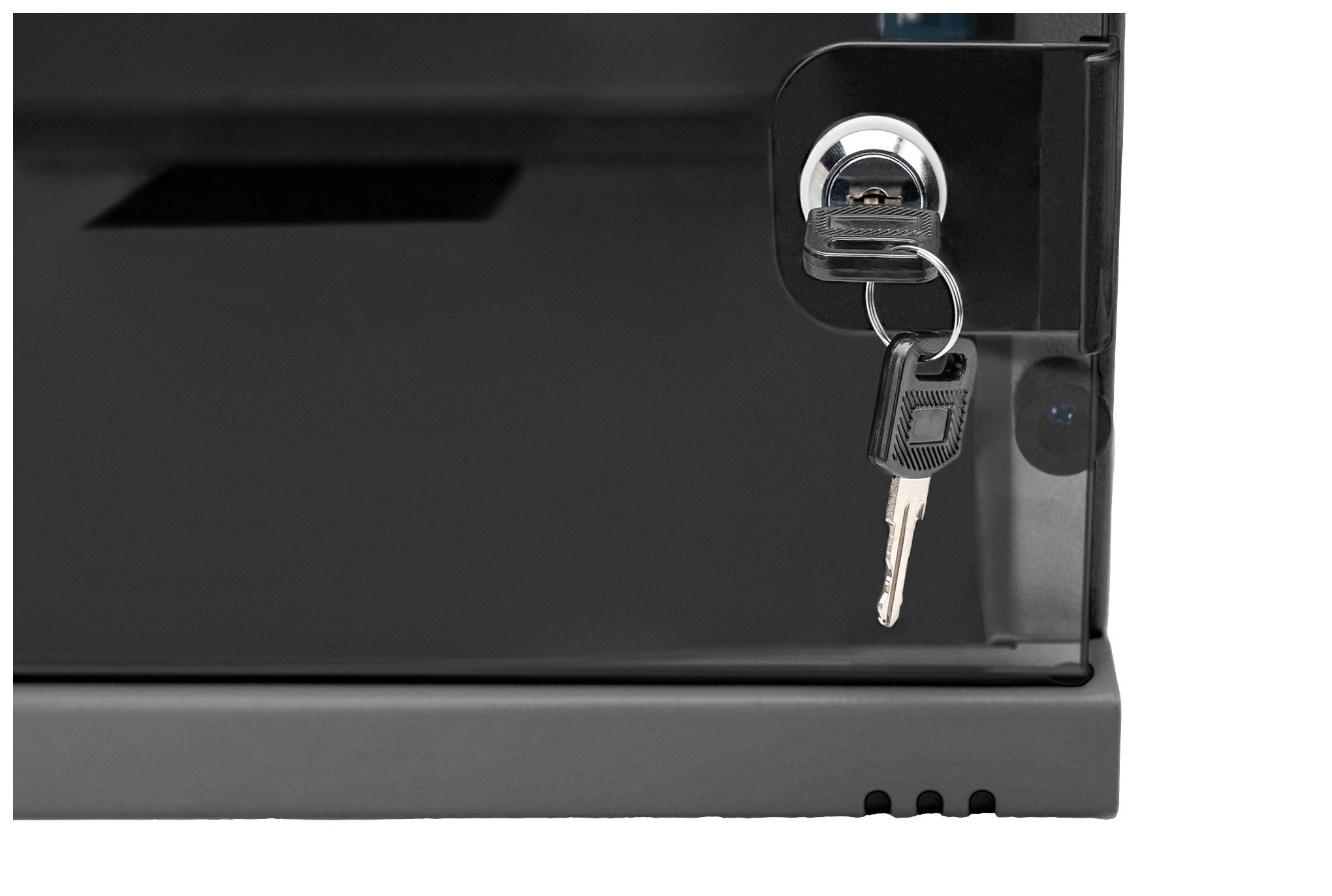 Czarny szafa z srebrnym zamkiem, w którym tkwi klucz z czarną plastikową rękojeścią.