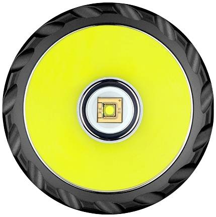 Zbliżenie jasnej, żółtej lampy LED z czarną ramką.