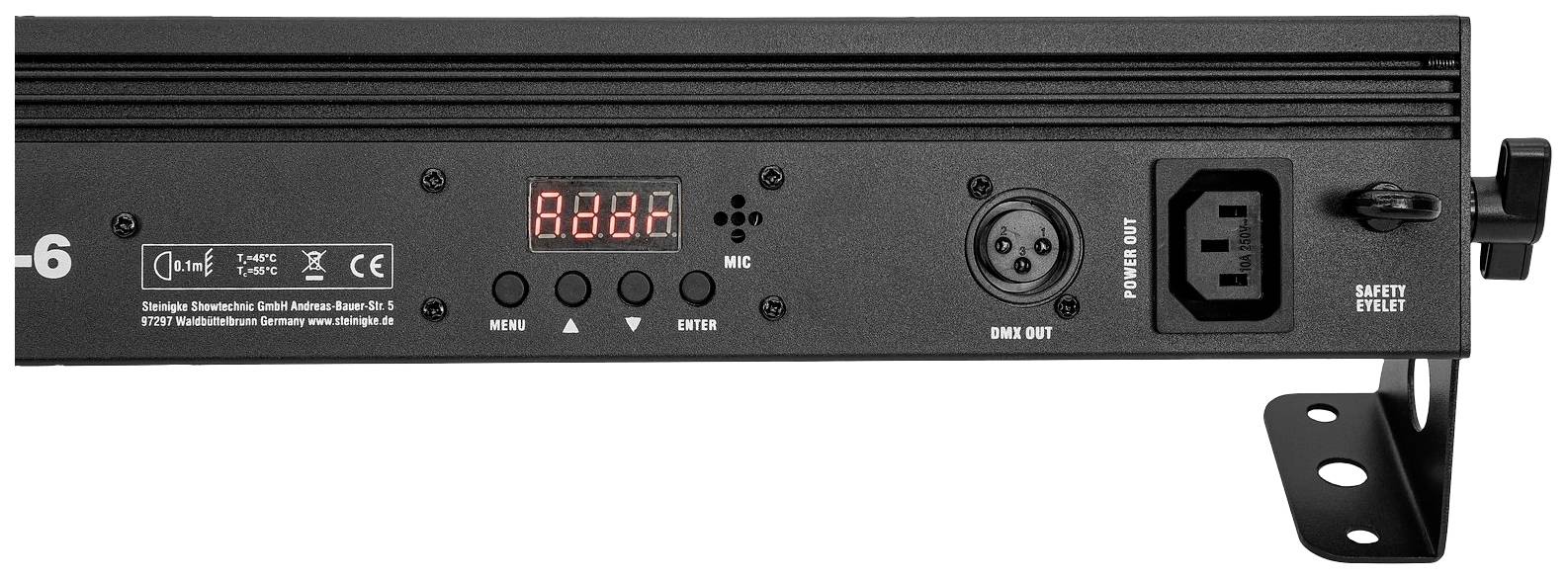 Czarne urządzenie audio z wyświetlaczem cyfrowym, wejściem mikrofonowym, włącznikiem sieciowym i kilkoma gniazdami. Po lewej stronie widoczne są szczegóły techniczne.