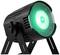 Czarny reflektor z zielonym światłem, zamontowany na statywie. Nadaje się do oświetlenia scenicznego i eventowego.