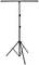 Czarny statyw z regulowanymi nogami i poziomą poprzeczką, prawdopodobnie przeznaczony do sprzętu oświetleniowego lub audio.
