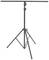 Czarny statyw w kształcie litery T z regulowaną środkową sekcją i trzema rozkładanymi nogami, przeznaczony do mocowania sprzętu oświetleniowego.