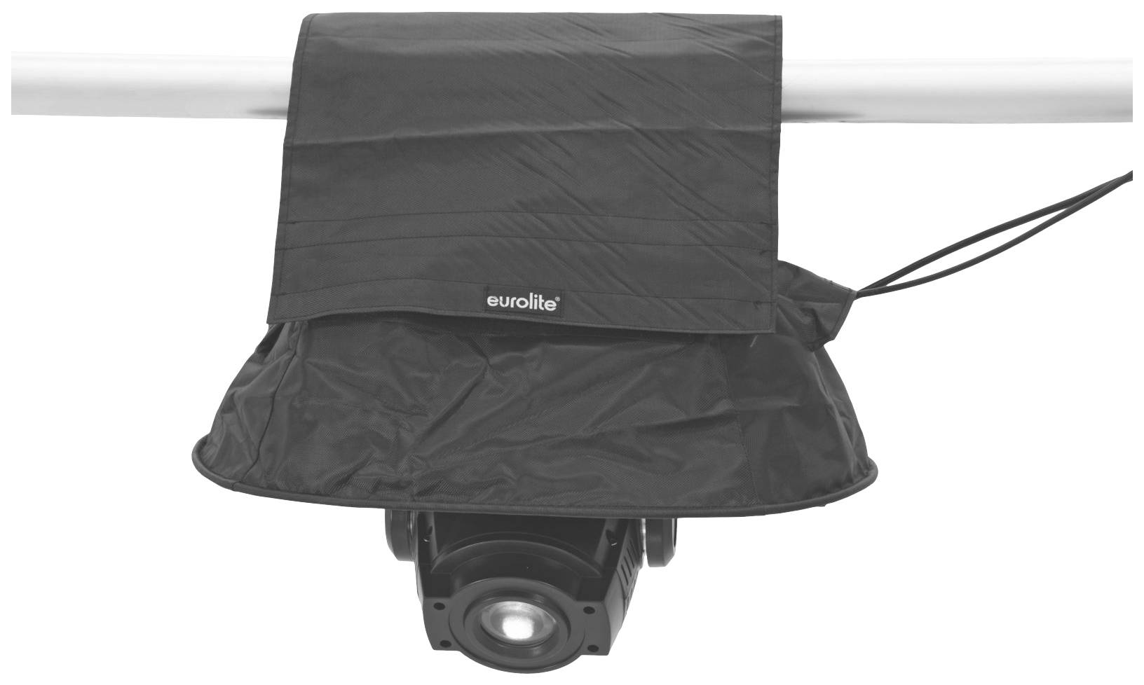 Czarna osłona ochronna firmy Eurolite wisi nad urządzeniem oświetleniowym. Osłona chroni przed kurzem i wodą.