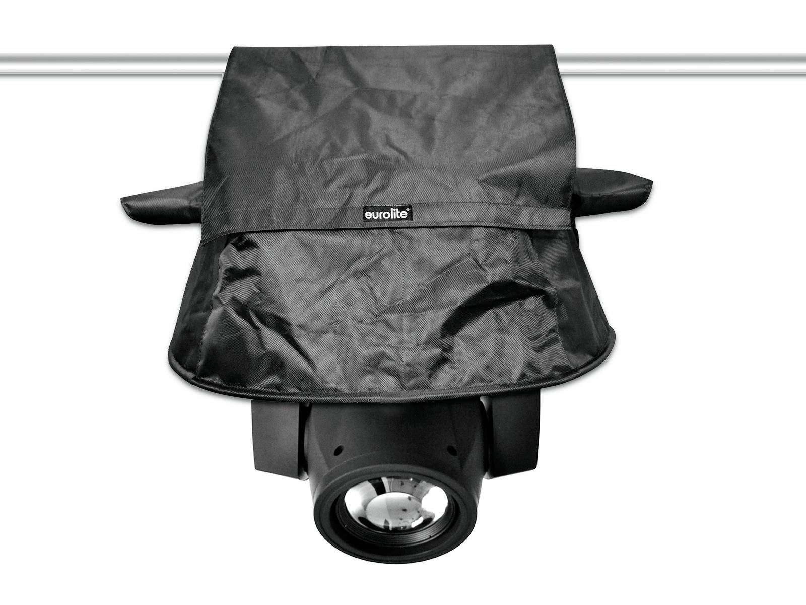 Czarna osłona przeciwdeszczowa dla reflektorów scenicznych, przymocowana do kratownicy, chroni przed deszczem i pyłem.