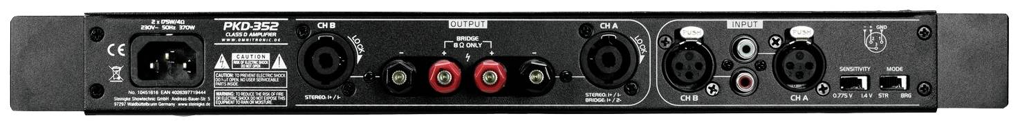 Tylna ściana wzmacniacza audio z różnymi złączami: zasilanie po lewej stronie, złącza głośnikowe i mikrofonowe pośrodku, wejścia cyfrowe po prawej stronie.