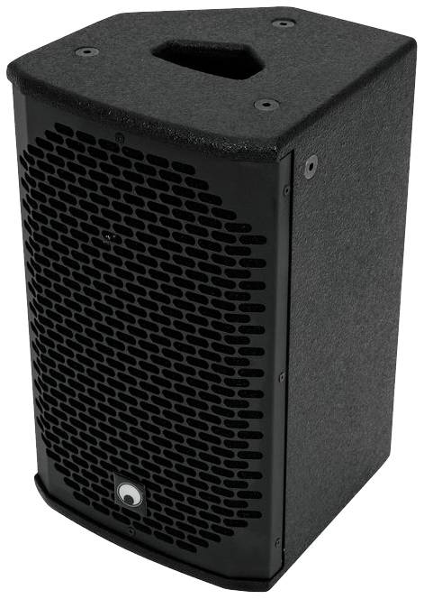Czarny głośnik o prostokątnym kształcie z ukośną kratką z przodu, prawdopodobnie przeznaczony do systemu nagłośnieniowego lub zestawu audio.