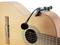 Gitara akustyczna z mikrofonem zamocowanym po boku korpusu do rejestracji dźwięku.