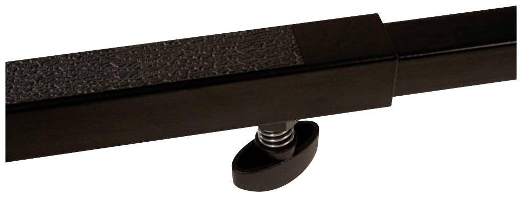 Zbliżenie czarnego, prostokątnego metalowego pręta o strukturyzowanej powierzchni. Poniżej znajduje się sprężynowy przycisk.