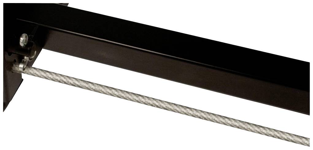 Stalowa linka przebiega przez czarną metalową ramę.