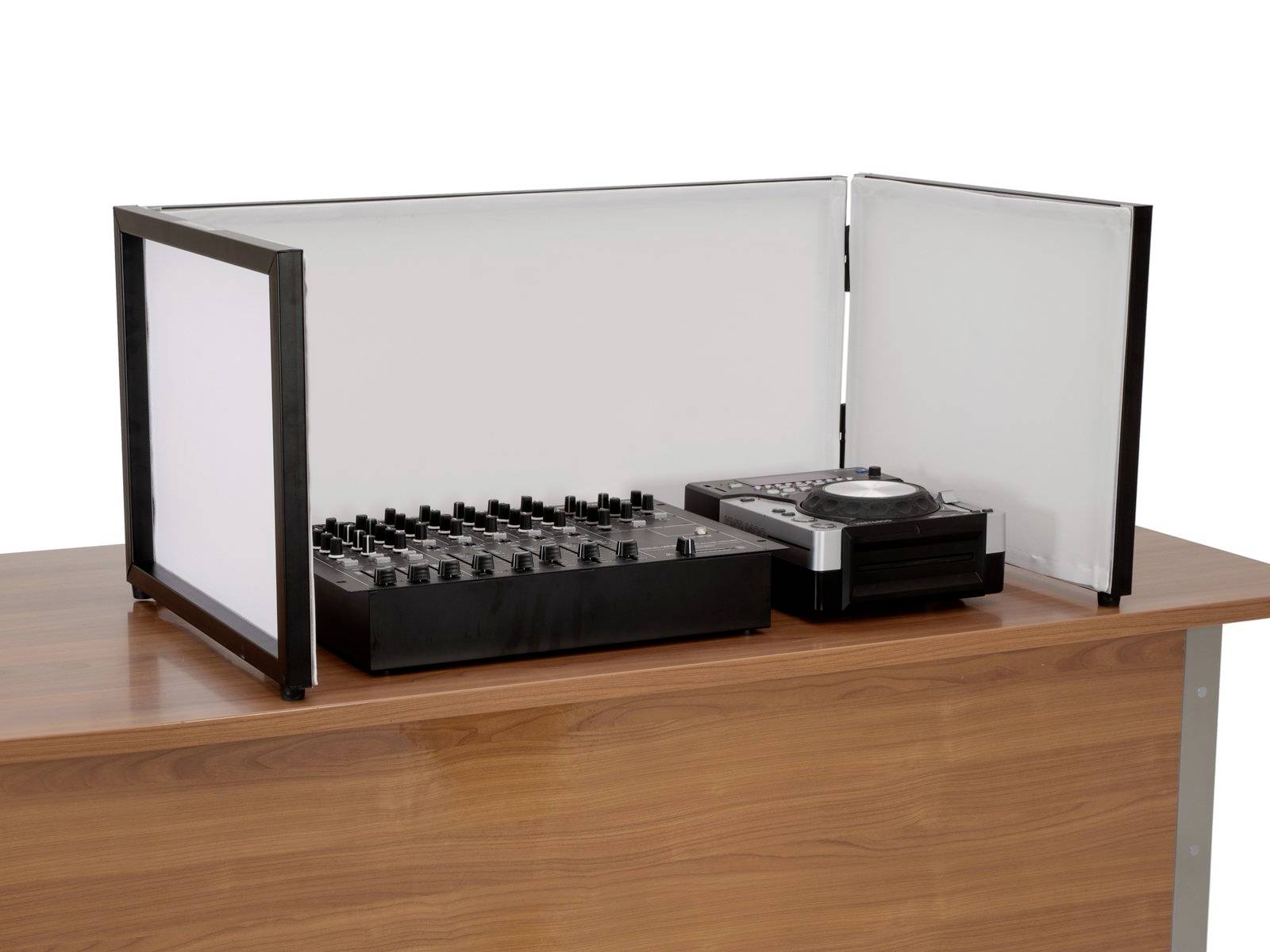 Sprzęt DJ-ski z konsoletą mikserską i kontrolerem DJ na drewnianym stole za białym, trójdzielnym panelem służącym jako osłona.