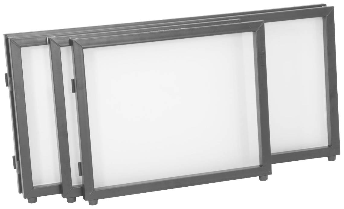 Trzy puste, prostokątne metalowe ramy, lekko przesunięte względem siebie do tyłu, na białym tle.