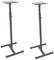 Dwa czarne, regulowane statywy głośnikowe z płytkami podstawy w kształcie litery T, stojące pionowo obok siebie.